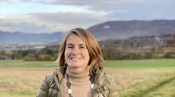 Isabelle Michaud mit ihrem Buch  »7 Tage C.«. Das grüne Cover steht für ihre Verbundenheit mit der Natur. FOTO: BREULING