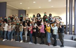 Die Lehrerinnen und Lehrer der Gustav-Werner-Gemeinschaftsschule Walddorfhäslach machen sich mit einem ungewöhnlichen Fotoshooti