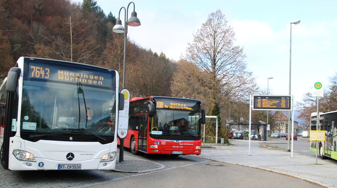 Zentraler Busbahnhof in Bad Urach. Hier soll mal die Endstation der Regionalstadtbahn sein. Wie diese die B28 queren soll, ob im