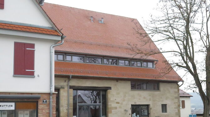 Die Bibliothek in der ehemaligen Schloss-Scheuer (links) und die alte Küferei sind zwei Beispiele für gelungene Sanierungen in d Die Bibliothek in der ehemaligen Schloss-Scheuer (links) und die alte Küferei sind zwei Beispiele für gelungene Sanierungen in d