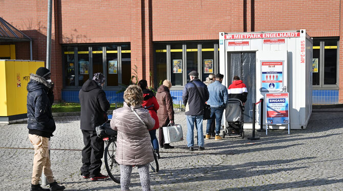 Schlange vor dem Testzentrum bei der Hauptpost in Reutlingen hielt sich gegen Mittag in Grenzen.