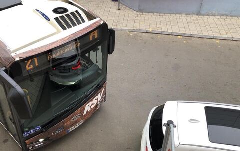 Ein Bus kommt an der Kreuzung Gartenstraße/Beutterstraße in Reutlingen nicht an einem im Halteverbot stehenden Auto vorbei.