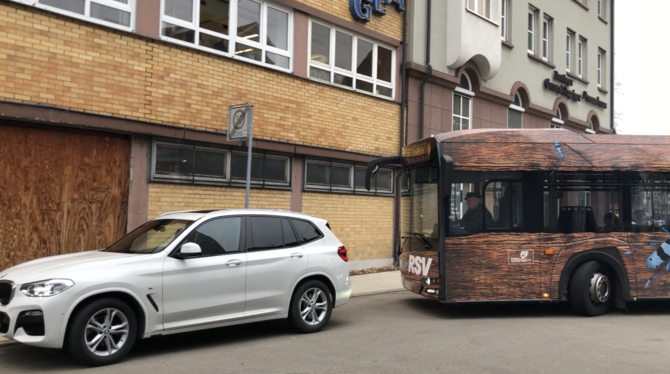 Bus Beutterstraße Ein Falschparker behindert einen Bus beim Abbiegen in die Beutterstraße.