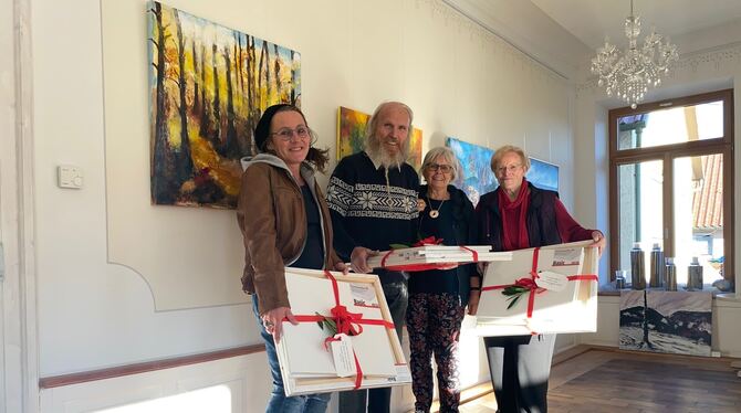 Franziska Ebinger, Christel Winkler und Ulrike Fundel (von links) bedanken sich bei Johann Hölz, in dessen Kunsthaus Alte Schule