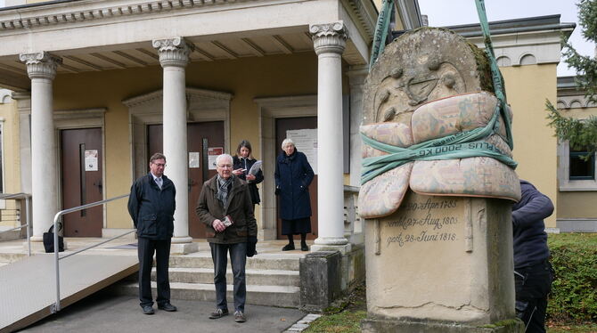 Während Patrick Ziegelmüller und seine Mitarbeiterin den Grabstein von Franziska Freiin von Linden per Kran anhoben, schauten Jü