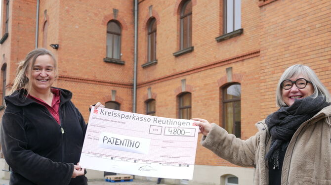 Christiane Koester-Wagner vom Reutlinger Spendenparlament (rechts) hat einen Scheck in Höhe von 4 800 Euro an Catharina Schubert