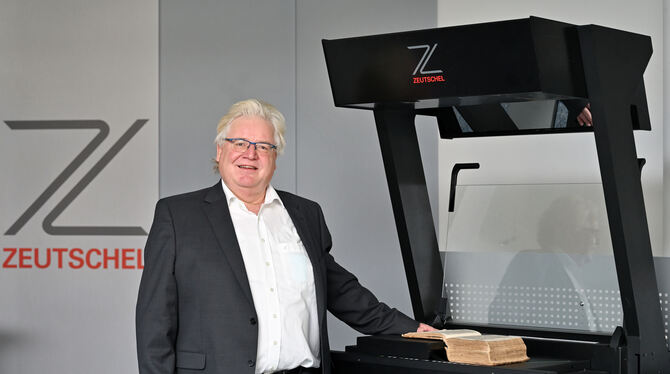 Jörg Vogler, geschäftsführender Gesellschafter der Zeutschel GmbH in Tübingen-Hirschau, zeigte dem GEA den neuen Scanner Omni Sc
