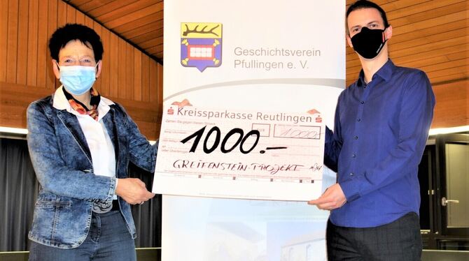 Professorin Waltraud Pustal, Vorsitzende des Pfullinger Geschichtsvereins, übergab einen Scheck in Höhe von 1 000 Euro an den Bu