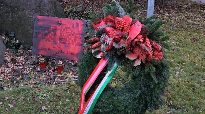 Unbekannte haben die Gedenktafel für die Gefallenen der »Monte Rosa«-Division im Ehrenhain in der Münsinger Innenstadt mit  Farb