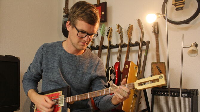 Jan Klingenberg mit seinen selbst gebauten Gitarren – aus Altmaterial und unbrauchbarem Spielzeug.  FOTO: FRICKER