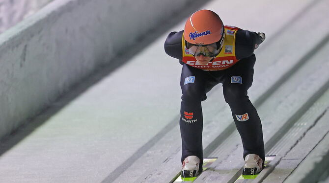Im finnischen Ruka belegt Karl Geiger (Bild) am Sonntag hinter dem slowenischen Sieger Anze Lanisek den zweiten Platz. FOTO: BA