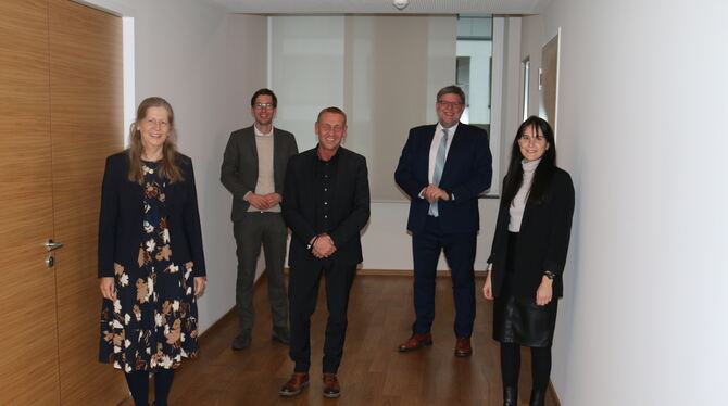 Notarin Christiane Stoye-Benk (von links), Andreas Reisch, Kurt Merkle (Projektverantwortlicher bei der Firma Reisch), Ulrich Fi