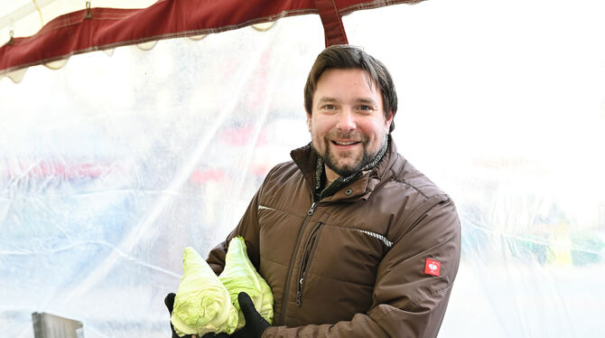 Alexander Bunzel verkauft auf dem Reutlinger Wochenmarkt Spitzkohl aus regionalem Anbau. FOTO: PIETH