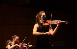 Die Geigerin Eva Schall (vorn) war Solistin beim Herbstkonzert des Nachwuchsorchesters der Jungen Sinfonie Reutlingen.