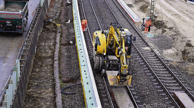 Seit dem 12. November ist die Bahnstrecke zwischen Tübingen und Reutlingen wegen umfangreicher Bauarbeiten gesperrt.