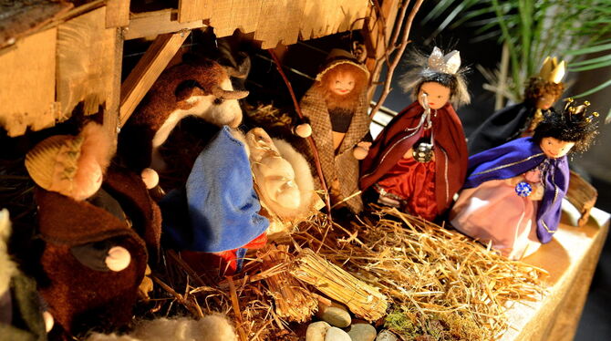 Bei der Krippe im Rathaus sind schon die Heiligen Drei Könige dabei. Die Figuren hat Ursula Staffend alle selbst gefertigt.  FOT