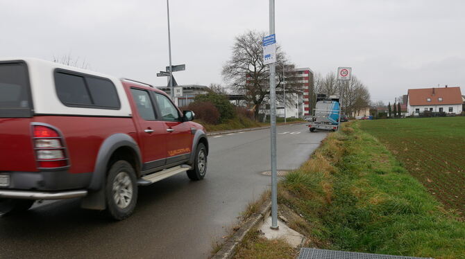 Hochwasserschutz Im Besterwasen in Oferdingen: Im Abflussgraben neben der Straße wurden ein Einlass-Sensor und eine Kamera inst