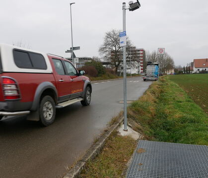  Hochwasserschutz Im Besterwasen in Oferdingen: Im Abflussgraben neben der Straße wurden ein Einlass-Sensor und eine Kamera inst