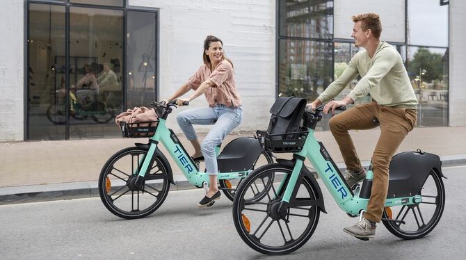 Mit E-Bikes wie diesen der Firma Tier-Mobility ist das Projekt LandMobil des Landkreises in Münsingen und Engstingen erfolgreich