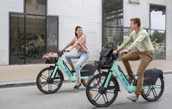 Mit E-Bikes wie diesen der Firma Tier-Mobility ist das Projekt LandMobil des Landkreises in Münsingen und Engstingen erfolgreich