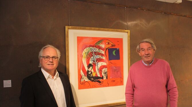 Galerist Walter Meinlschmidt (links) und der Ausstellungskurator Roland Doschka mit Marc Chagalls Farblithografie "Der Regenboge