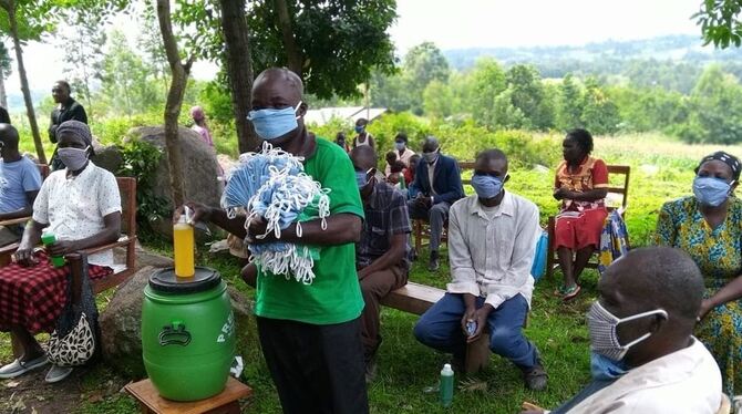 Alles selbst gemacht: Gesundheitsberatung in Kenia mit Desinfektionsmittel und Masken aus eigener Herstellung.