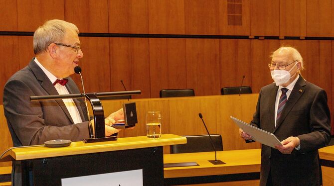 Oberbürgermeister Thomas Keck (links) übergibt die Bürgermedaille der Stadt Reutlingen an den Friedrich-List-Experten Eugen Wend