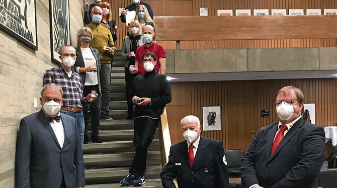 Einige der geehrten Blutspender mit OB Thomas Keck (links vorne) sowie Paul Mohl und Daniel Reiss-Gerwig vom DRK-Ortsverein Reut