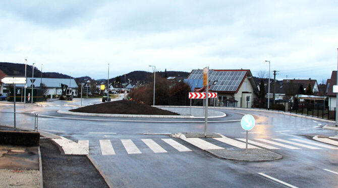 Weitgehend abgeschlossen sind die Bauarbeiten für den neuen Kreisverkehr in Kleinengstingen. Die B 312 wird am Freitag freigegeb