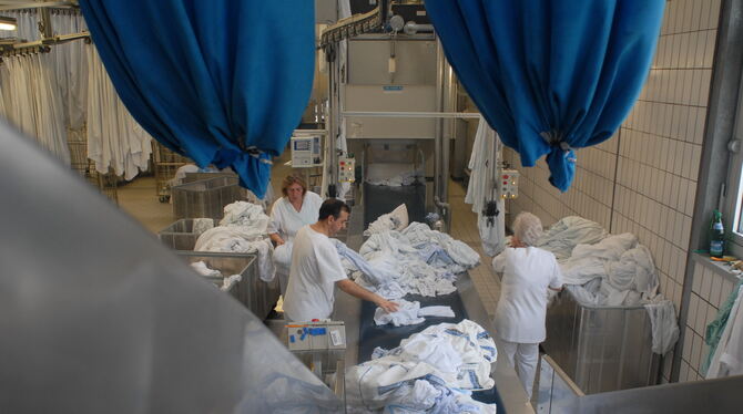 Blick in den Wäschebetrieb am Steinenberg: Hier wird zentral die Wäsche aus den drei Kliniken des Kreises gewaschen.  FOTO: ZENK