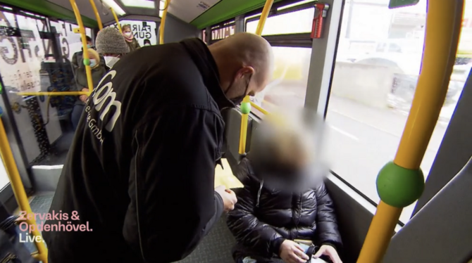 Security-Mitarbeiter Timo Linsenmayr kontrolliert den 3G-Nachweis einer Frau in einem Reutlinger Bus.