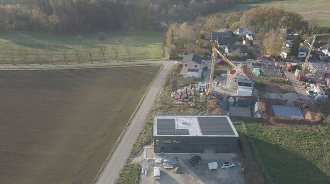 Auf dem neu errichteten Dach des Feuerwehrgerätehauses in Rübgarten ist eine Fotovoltaikanlage entstanden. Sie wird von der EENA
