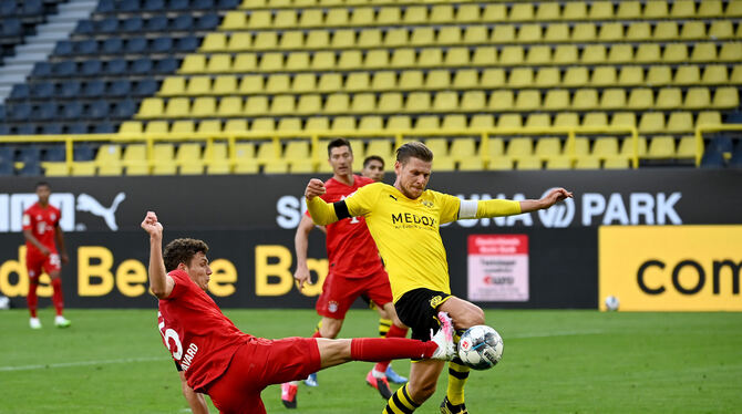 Münchens Benjamin Pavard (links) und Dortmunds Lukasz Piszczek kämpfen um den Ball.