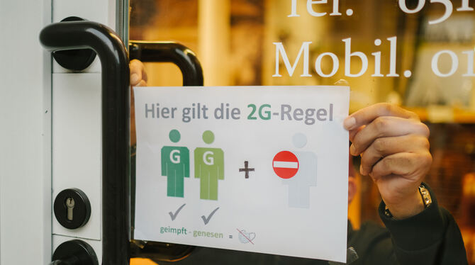 Ein Schild weist auf die 2G-plus-Regel hin. Die gilt hierzulande ab heute unter anderem auch in Restaurants.  FOTO: SPATA/DPA