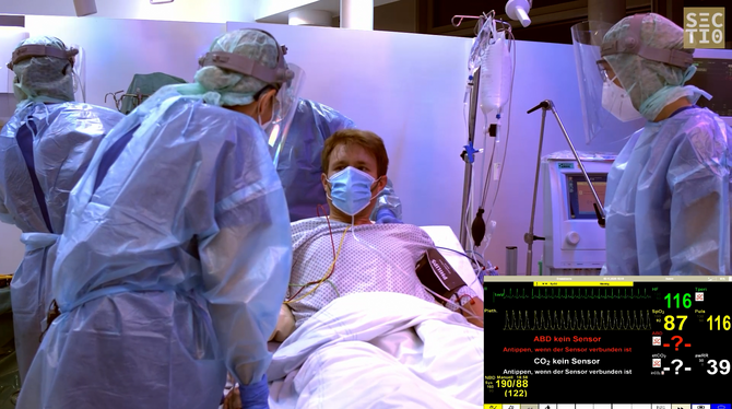 Szene aus dem Lehrfilm zur intensivmedizinischen Therapie bei Covid-19-Patientinnen und -Patienten.                             