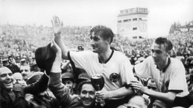 Legendär: Kapitän Fritz Walter (links) und Horst Eckel auf den Schultern ihrer Anhänger nach dem Triumph von Bern. ARCHIVFOTO: D