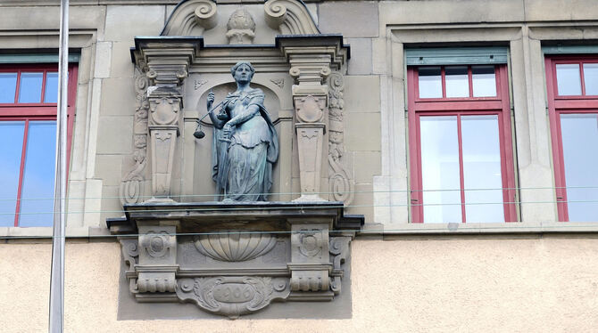 Justizia an der Fassade des Reutlinger Amtsgerichts