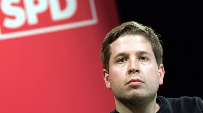 Kevin Kühnert, Juso-Chef, sitzt auf der SPD-Regionalkonferenz auf dem Podium.