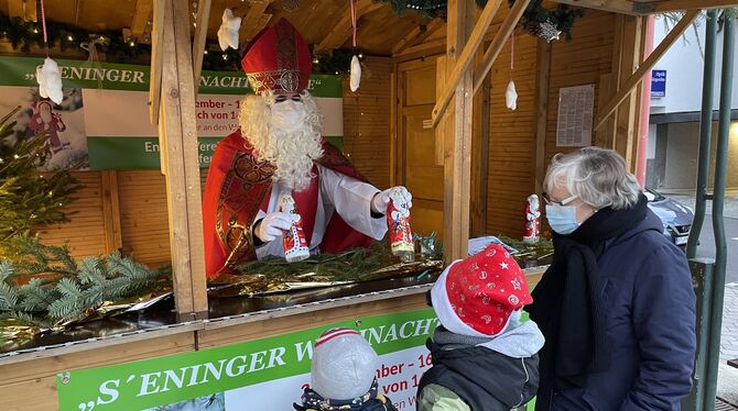 Für’s richtige Lösungswort, gab’s am Eninger Weihnachtshüttle einen Schoko-Nikolaus.  FOTO: WEBER