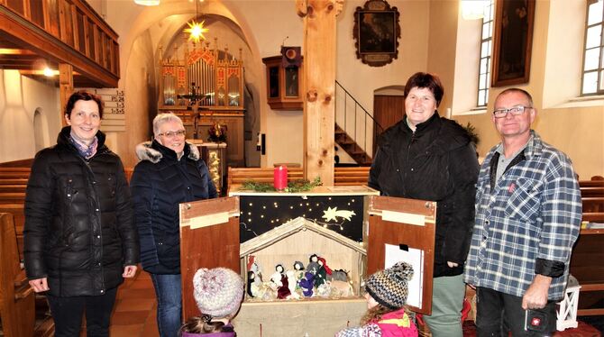 Sorgten zum zweiten Mal für einen Weihnachtsweg (von links): Pfarrerin Annedore Hohensteiner, Maria Gröger, Irene Stehle, Thomas