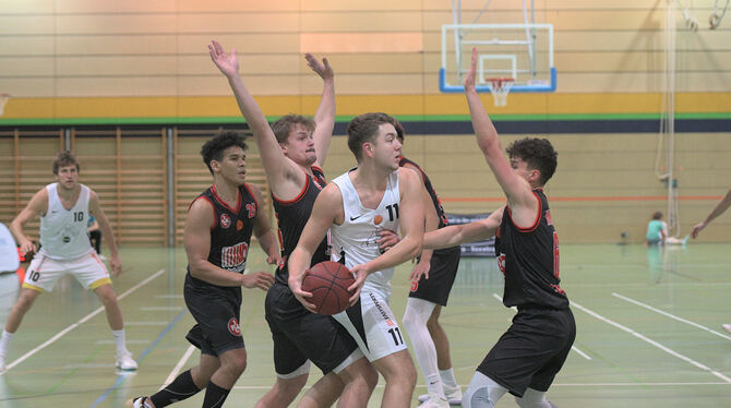 Behauptet den Ball gegen drei Lauterer: Dominic Philippi (weißes Trikot) von der TSG Reutlingen.  FOTO: BAUR