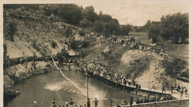 Das Gauschwimmfest im Münsinger Freibad 1932 wurde sogar auf einer Postkarte verewigt.  FOTO: STADTARCHIV MÜNSINGEN