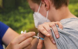 Ein Junge wird mit dem Corona-Vakzin von Biontech/Pfizer geimpft. FOTO: YOUNG/DPA