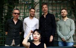Die Jazzpianistin Aki Takase mit ihren vier Mitmusikern