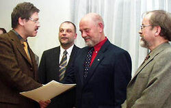 DRK-Kreisvorsitzender Dieter Hillebrand, Pfullingens Vorsitzender Hans-Jürgen Klemenz (von links) und Bürgermeister Rudolf Heß (rechts) ehren Werner Hiller. Er ist seit 50 Jahren beim DRK und war 37 Jahre Bereitschaftsführer in Pfullingen.
FOTO: PR