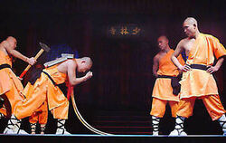 Körperbeherrschung pur: Die »Shaolin« faszinierten mit ihrer spektakulären Show das Publikum in der Listhalle.
FOTO: GERLINDE TRINKHAUS