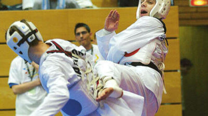 Hoch das Bein: So elanvoll wie in dieser Situation will Daniel Betz (rechts) auch am Samstag gegen die Hamburger Sharks zu Werke