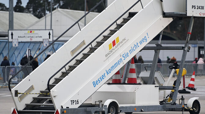 Flugzeug-Gangway auf dem Rollfeld des Flughafens Karlsruhe/Baden-Baden. FOTO: DECK/DPA Flugzeug-Gangway auf dem Rollfeld des Flughafens Karlsruhe/Baden-Baden. FOTO: DECK/DPA