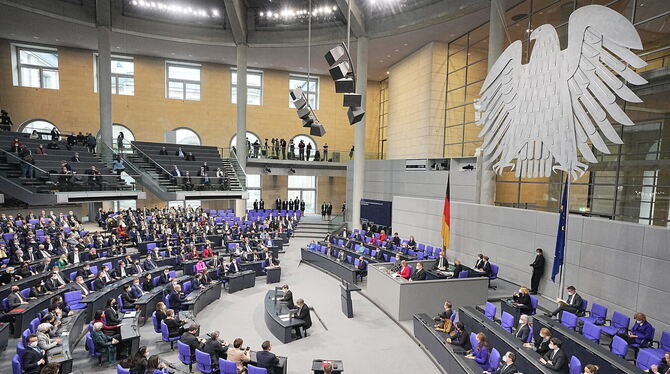 Die Mitglieder des neuen Bundeskabinetts haben auf der Regierungsbank Platz genommen. Im Bundestag findet die Wahl und Vereidigu