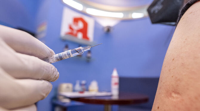Einige Apotheker impfen in Modellregionen schon gegen die Grippe. Jetzt sollen sie auch einen Piks gegen Corona setzen.  FOTO: D